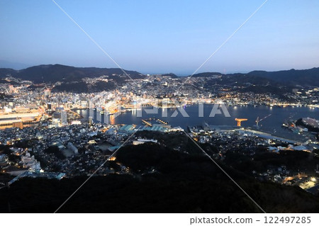 1月的長崎,晴空萬裡,夕陽西下,稻佐山的落日與夜景,新世界三大夜景,彩燈,璀璨 1月的長崎,晴空萬裡,夕陽西下,稻佐山的落日與夜景,新世界三大夜景,彩燈,璀璨 122497285