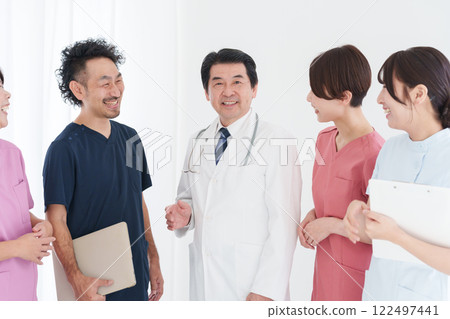 A medical team meeting (multiple people, large group, large number of people, group) A medical team meeting (multiple people, large group, large number of people, group) 122497441