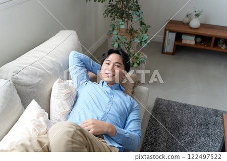 男人躺在客廳的沙發上 122497522