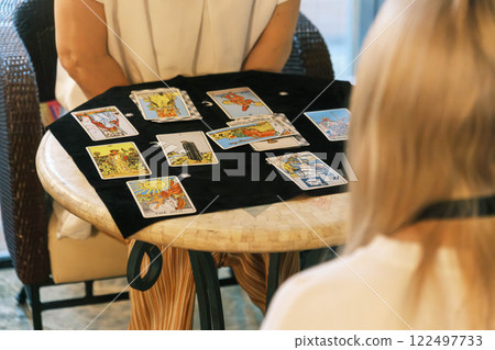 做塔羅牌閱讀的女人 122497733