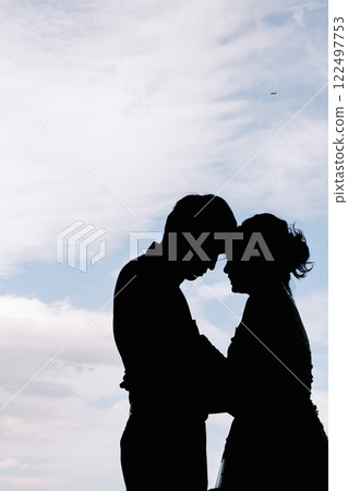 看著天空的夫婦的剪影 122497753