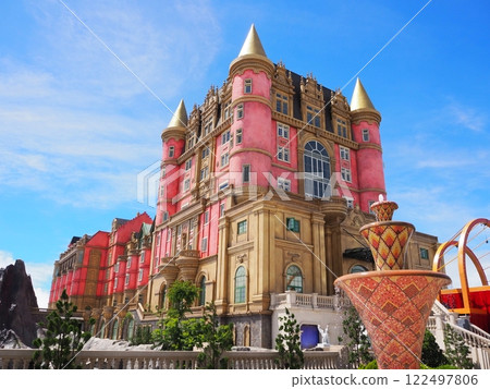 峴港巴拿山主題樂園頂部色彩繽紛的城堡和花園 122497806