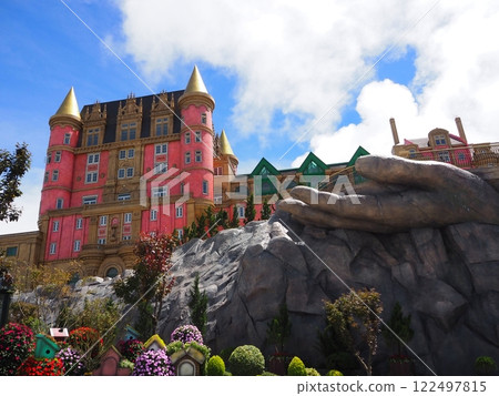峴港巴拿山主題樂園頂部色彩繽紛的城堡和花園 122497815