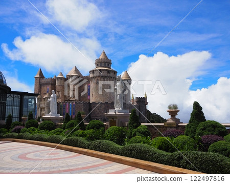 峴港巴拿山主題樂園頂部色彩繽紛的城堡和花園 122497816