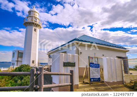 日本橫須賀城市景觀，俯瞰觀音崎燈塔和其他地標 122497977