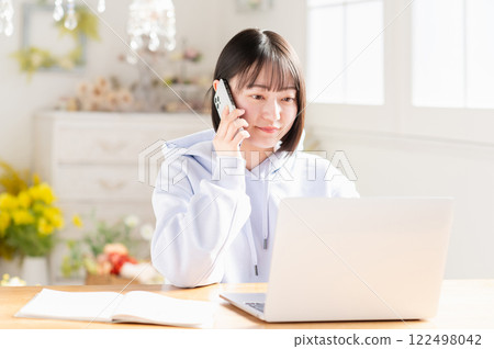 A young woman teleworking in the living room 122498042