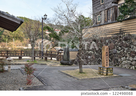 前往臥龍山莊的道路 122498088