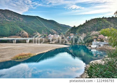 從古浪庵眺望臥龍山莊 從古浪庵眺望臥龍山莊 122498793