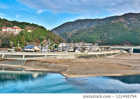 從古浪庵眺望臥龍山莊 從古浪庵眺望臥龍山莊 122498794