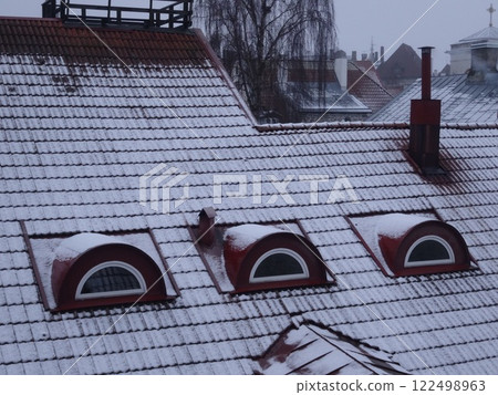 [愛沙尼亞] 白雪覆蓋的紅色屋頂（塔林） 122498963