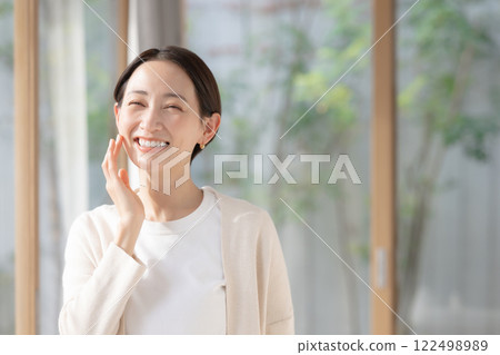 中年婦女有一口漂亮潔白的牙齒 中年婦女有一口漂亮潔白的牙齒 122498989