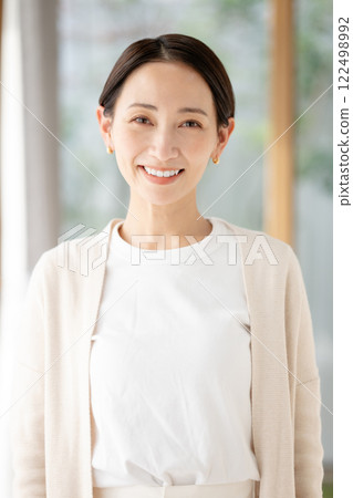 Middle-aged woman with beautiful white teeth 122498992