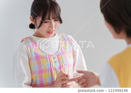 新來的幼兒園老師被資深幼兒園老師訓斥 122499246