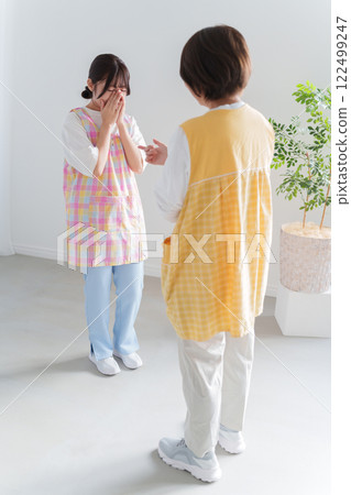 新來的幼兒園老師被資深幼兒園老師訓斥 122499247