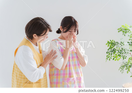 Veteran childcare worker encouraging new childcare workers Veteran childcare worker encouraging new childcare workers 122499250