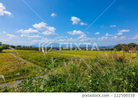 Yamanobe-no-michi: From the outer bank of Emperor Sujin's tomb to the Yamato Sanzan mountains, Mount Kongo, Mount Katsuragi, and Mount Nijo October 10, 2024 122500338