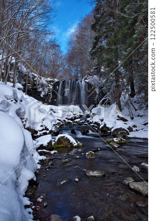 Karasawa Falls (Sugadaira) frozen with snow 122500581