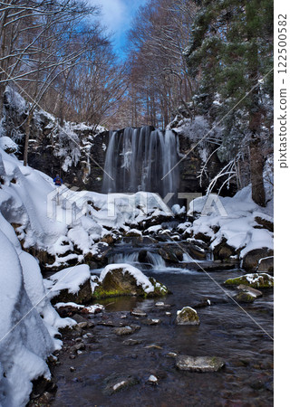 Karasawa Falls (Sugadaira) frozen with snow 122500582
