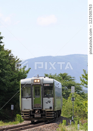 The Kamaishi Line Rapid Hamayuri runs through the greenery of early summer Kamaishi Line JR Kamaishi Line The Kamaishi Line Rapid Hamayuri runs through the greenery of early summer Kamaishi Line JR Kamaishi Line 122500763
