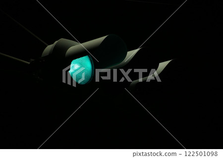 Traffic light with the green light on at night 122501098