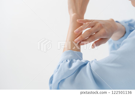 應用護手霜的中年婦女的手 122501136