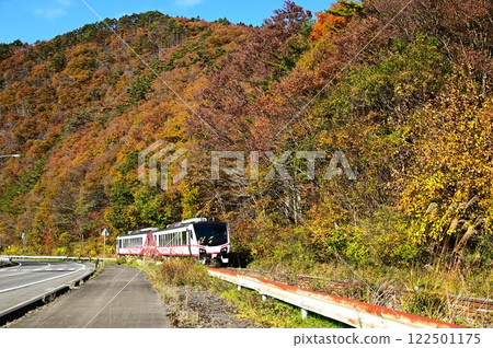 Autumn on the Kamaishi Line (Galaxy Dream Line Kamaishi Line) sightseeing train Autumn on the Kamaishi Line (Galaxy Dream Line Kamaishi Line) sightseeing train 122501175