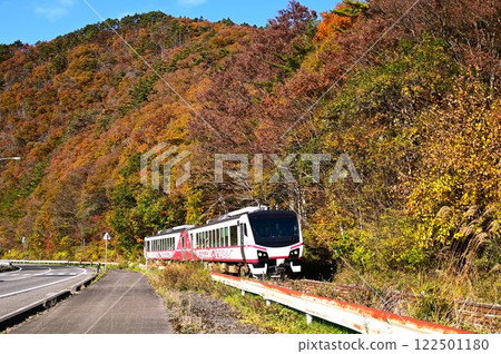Autumn on the Kamaishi Line (Galaxy Dream Line Kamaishi Line) sightseeing train 122501180