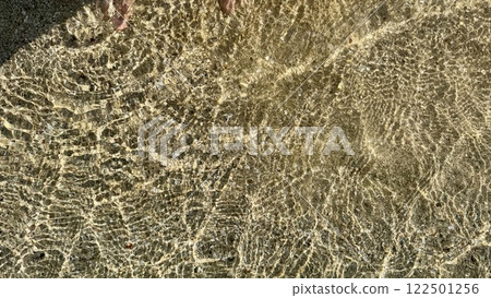 沖繩海灘淺清澈的海水，美麗的大海 122501256