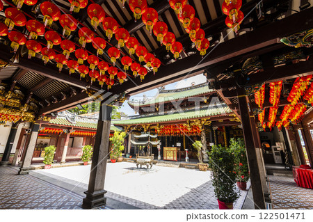 Building view of the Thian Hock Keng in Chinatown, Singapore, it's the oldest Chinese temple in Singapore and is enshrined in Mazu. Building view of the Thian Hock Keng in Chinatown, Singapore, it's the oldest Chinese temple in Singapore and is enshrined in Mazu. 122501471