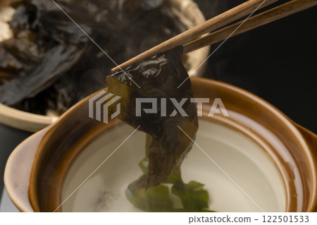 吃生裙帶菜涮鍋。 122501533