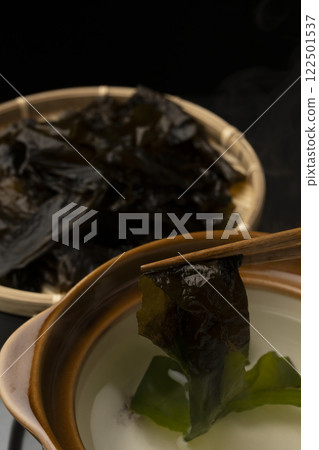 吃生裙帶菜涮鍋。 吃生裙帶菜涮鍋。 122501537