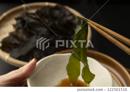 吃生裙帶菜涮鍋。 122501538