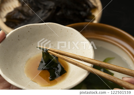 吃生裙帶菜涮鍋。 吃生裙帶菜涮鍋。 122501539