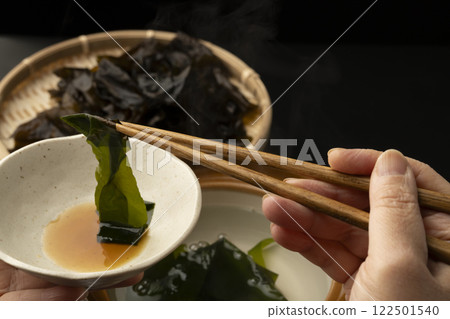 吃生裙帶菜涮鍋。 122501540