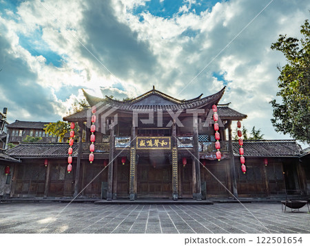 雲南省騰衝市和順古鎮藍天白雲下的古建築 122501654