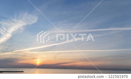 黃昏時的凝結尾跡與播磨海 黃昏時的凝結尾跡與播磨海 122501970