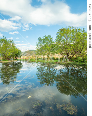 雲南省騰沖市和順古鎮寧靜湖畔的倒影 雲南省騰沖市和順古鎮寧靜湖畔的倒影 122502065