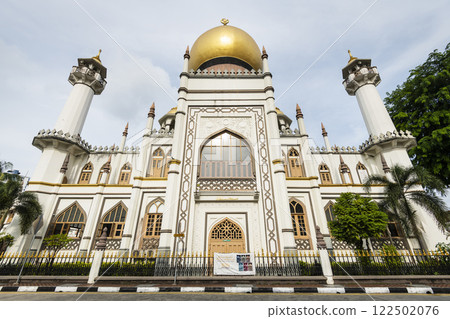 Building view of the Sultan Mosque within the Kampong Glam precinct of the Rochor district in Singapore. Built in 1824 by Sultan Hussein Shah, the first Sultan of Singapore. 122502076