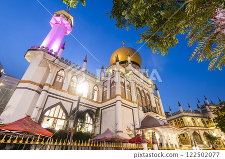 Building view of the Sultan Mosque within the Kampong Glam precinct of the Rochor district in Singapore. Built in 1824 by Sultan Hussein Shah, the first Sultan of Singapore. 122502077