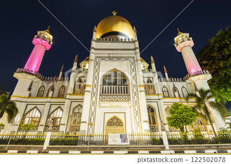 Building view of the Sultan Mosque within the Kampong Glam precinct of the Rochor district in Singapore. Built in 1824 by Sultan Hussein Shah, the first Sultan of Singapore. 122502078