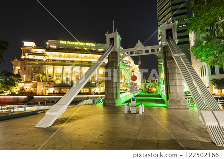 Night view of the Cavenagh Bridge across the lower Singapore River, is the only suspension bridge in Singapore. 122502166