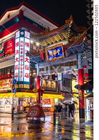 <神奈川縣>雨天路面美麗的橫濱中華街夜景 122502605