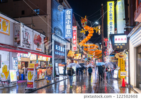 <Kanagawa Prefecture> Night view of Yokohama Chinatown with a beautiful rainy road surface <Kanagawa Prefecture> Night view of Yokohama Chinatown with a beautiful rainy road surface 122502608