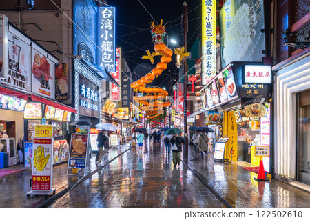 <Kanagawa Prefecture> Night view of Yokohama Chinatown with a beautiful rainy road surface 122502610