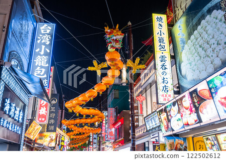 <Kanagawa Prefecture> Night view of Yokohama Chinatown with a beautiful rainy road surface 122502612