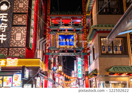 <Kanagawa Prefecture> Night view of Yokohama Chinatown with a beautiful rainy road surface 122502622