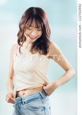 一位微笑的女士對自己成功的飲食感到滿意 122502692