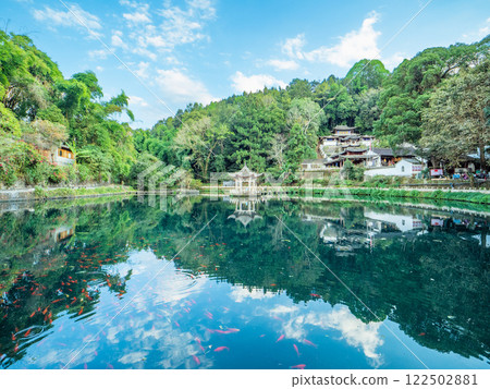 雲南騰沖和順古鎮山間古建築倒影 雲南騰沖和順古鎮山間古建築倒影 122502881
