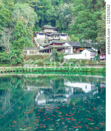 雲南騰沖和順古鎮山間古建築倒影 雲南騰沖和順古鎮山間古建築倒影 122502882