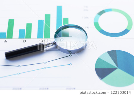 商業圖表和放大鏡 122503014